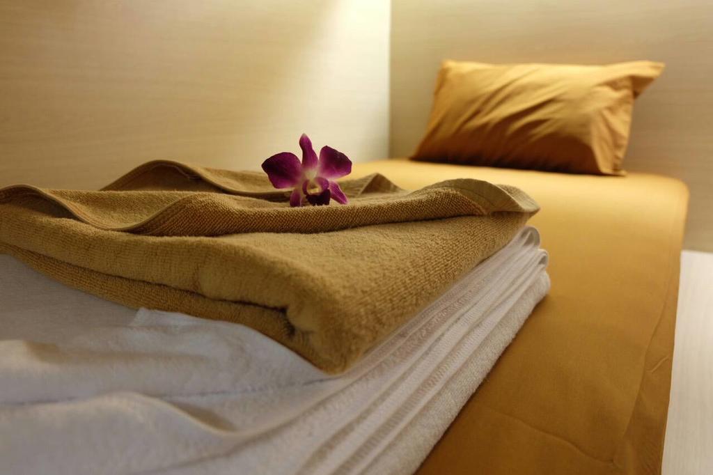 Rockstel Loma Hostel Phuket Bagian luar foto